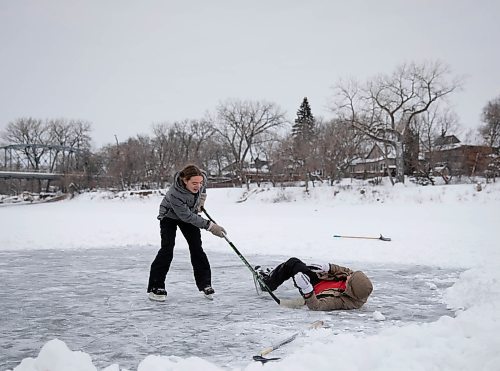 JESSICA LEE / WINNIPEG FREE PRESS

Two teenagers play hockey on the ice on Red River on January 11, 2022.







