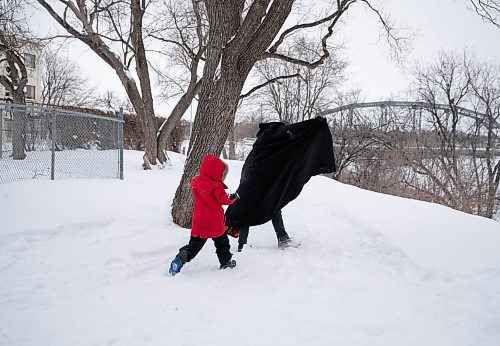JESSICA LEE / WINNIPEG FREE PRESS
Andy Toole and son Quinn have a friendly snowball fight in Redwood Park on January 11, 2022 while waiting for Quinn’s mom to finish a job interview.