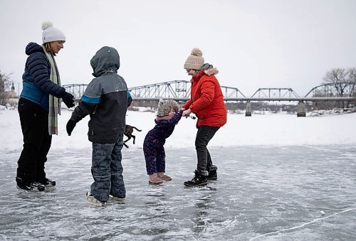 JESSICA LEE / WINNIPEG FREE PRESS

Irelyn Davey, 4, (in purple) gets help from mom Amy while walking on the ice on the Red River near Redwood Park on January 11, 2022. 





