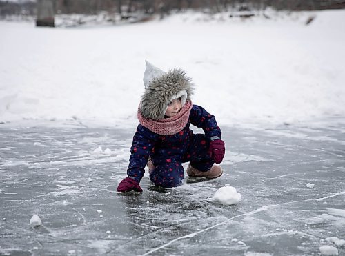 JESSICA LEE / WINNIPEG FREE PRESS

Irelyn Davey, 4, enjoys the ice on the Red River near Redwood Park on January 11, 2022.








