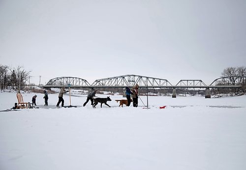 JESSICA LEE / WINNIPEG FREE PRESS

A family enjoys the ice on the Red River near Redwood Park on January 11, 2022.








