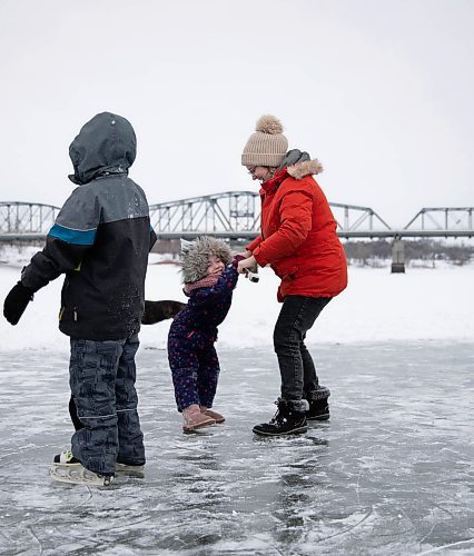 JESSICA LEE / WINNIPEG FREE PRESS

Irelyn Davey, 4, (in purple) gets help from mom Amy while walking on the ice on the Red River near Redwood Park on January 11, 2022. 







