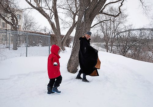 JESSICA LEE / WINNIPEG FREE PRESS

Andy Toole and son Quinn have a friendly snowball fight in Redwood Park on January 11, 2022 while waiting for Quinn&#x2019;s mom to finish a job interview.






