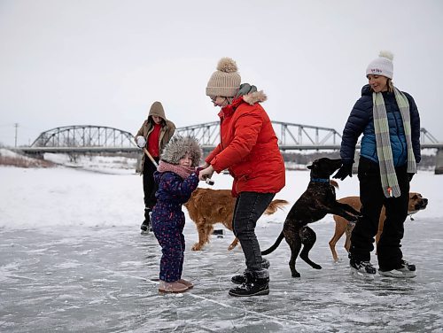 JESSICA LEE / WINNIPEG FREE PRESS

Irelyn Davey, 4, (in purple) gets help from mom Amy while walking on the ice on the Red River near Redwood Park on January 11, 2022. 







