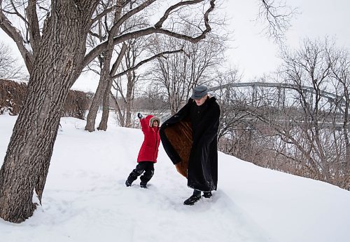 JESSICA LEE / WINNIPEG FREE PRESS

Andy Toole and son Quinn have a friendly snowball fight in Redwood Park on January 11, 2022 while waiting for Quinn&#x2019;s mom to finish a job interview.






