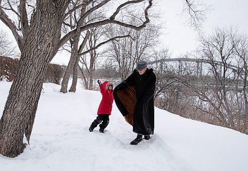 JESSICA LEE / WINNIPEG FREE PRESS
Andy Toole and son Quinn have a friendly snowball fight in Redwood Park on January 11, 2022 while waiting for Quinn’s mom to finish a job interview.