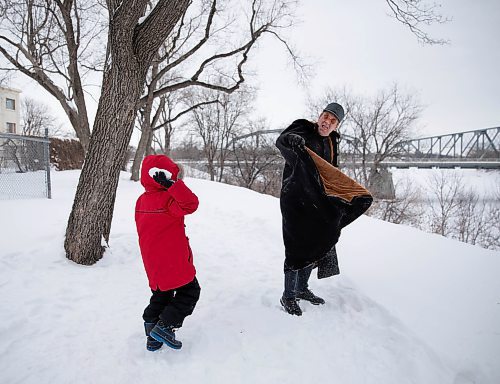 JESSICA LEE / WINNIPEG FREE PRESS

Andy Toole and son Quinn have a friendly snowball fight in Redwood Park on January 11, 2022 while waiting for Quinn&#x2019;s mom to finish a job interview.







