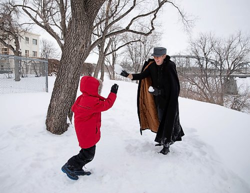 JESSICA LEE / WINNIPEG FREE PRESS

Andy Toole and son Quinn have a friendly snowball fight in Redwood Park on January 11, 2022 while waiting for Quinn&#x2019;s mom to finish a job interview.




