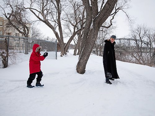 JESSICA LEE / WINNIPEG FREE PRESS

Andy Toole and son Quinn have a friendly snowball fight in Redwood Park on January 11, 2022 while waiting for Quinn&#x2019;s mom to finish a job interview.






