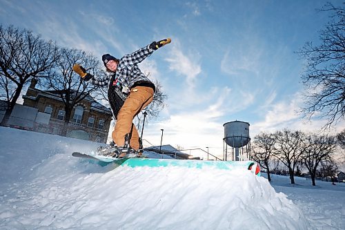 11012021
Eric Morken of Brandon frontside boardslides a rail while snowboarding at Rideau Park on a mild Tuesday. (Tim Smith/The Brandon Sun)