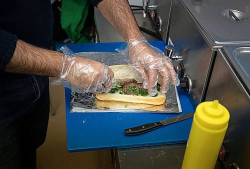JESSICA LEE / WINNIPEG FREE PRESS

A worker prepares beef shawerma at House of Taste restaurant on January 12, 2022.








