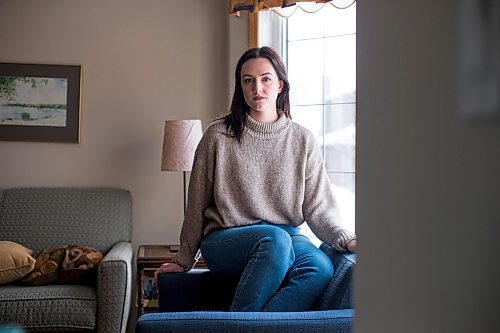 MIKAELA MACKENZIE / WINNIPEG FREE PRESS

Erica Silk, who found the virus minor but the public-health system confusing, poses for a portrait in her home in Winnipeg on Friday, Jan. 14, 2022. For Danielle/Dylan story.
Winnipeg Free Press 2022.