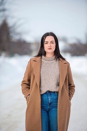 MIKAELA MACKENZIE / WINNIPEG FREE PRESS

Erica Silk, who found the virus minor but the public-health system confusing, poses for a portrait outside her home in Winnipeg on Friday, Jan. 14, 2022. For Danielle/Dylan story.
Winnipeg Free Press 2022.