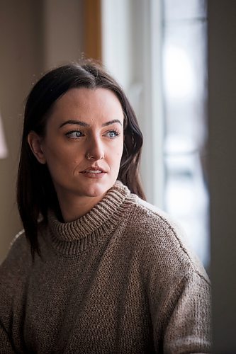 MIKAELA MACKENZIE / WINNIPEG FREE PRESS

Erica Silk, who found the virus minor but the public-health system confusing, poses for a portrait in her home in Winnipeg on Friday, Jan. 14, 2022. For Danielle/Dylan story.
Winnipeg Free Press 2022.