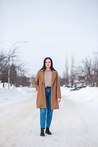 MIKAELA MACKENZIE / WINNIPEG FREE PRESS

Erica Silk, who found the virus minor but the public-health system confusing, poses for a portrait outside her home in Winnipeg on Friday, Jan. 14, 2022. For Danielle/Dylan story.
Winnipeg Free Press 2022.