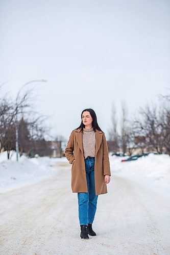 MIKAELA MACKENZIE / WINNIPEG FREE PRESS

Erica Silk, who found the virus minor but the public-health system confusing, poses for a portrait outside her home in Winnipeg on Friday, Jan. 14, 2022. For Danielle/Dylan story.
Winnipeg Free Press 2022.