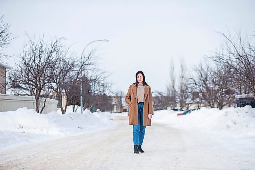 MIKAELA MACKENZIE / WINNIPEG FREE PRESS

Erica Silk, who found the virus minor but the public-health system confusing, poses for a portrait outside her home in Winnipeg on Friday, Jan. 14, 2022. For Danielle/Dylan story.
Winnipeg Free Press 2022.