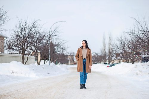 MIKAELA MACKENZIE / WINNIPEG FREE PRESS

Erica Silk, who found the virus minor but the public-health system confusing, poses for a portrait outside her home in Winnipeg on Friday, Jan. 14, 2022. For Danielle/Dylan story.
Winnipeg Free Press 2022.