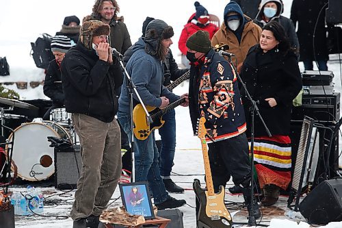 JOHN WOODS / WINNIPEG FREE PRESS
Al Simmons and Eagle And Hawk performance as people attend a memorial/celebration of life for musician Vince Fontaine at Oodena Circle at the Forks Sunday, January 16, 2022. 

Re: ?