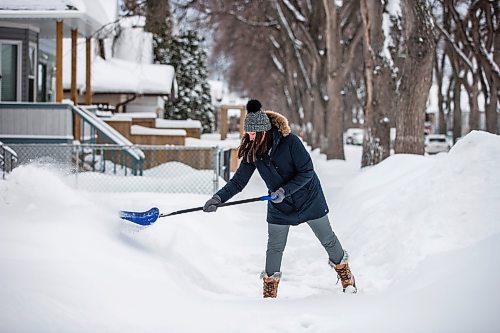 MIKAELA MACKENZIE / WINNIPEG FREE PRESS

Kristen Schmidt shovels her sidewalk in the West End after a big snowfall in Winnipeg on Tuesday, Jan. 18, 2022. Standup.
Winnipeg Free Press 2022.