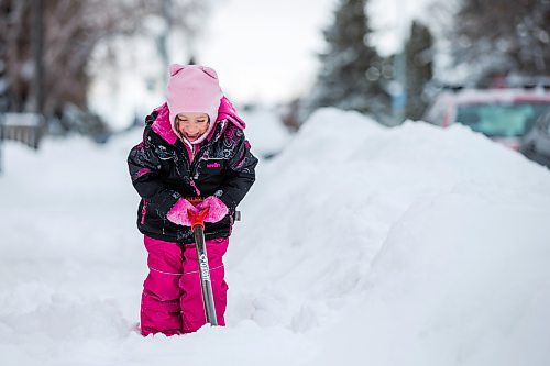 MIKAELA MACKENZIE / WINNIPEG FREE PRESS

Maddy Hunter, three, shovels the sidewalk in the West End after a big snowfall in Winnipeg on Tuesday, Jan. 18, 2022. Standup.
Winnipeg Free Press 2022.