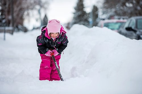 MIKAELA MACKENZIE / WINNIPEG FREE PRESS

Maddy Hunter, three, shovels the sidewalk in the West End after a big snowfall in Winnipeg on Tuesday, Jan. 18, 2022. Standup.
Winnipeg Free Press 2022.