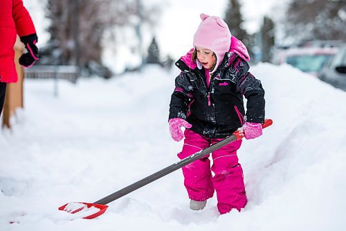 MIKAELA MACKENZIE / WINNIPEG FREE PRESS

Maddy Hunter, three, shovels the sidewalk in the West End after a big snowfall in Winnipeg on Tuesday, Jan. 18, 2022. Standup.
Winnipeg Free Press 2022.