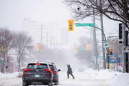 MIKAELA MACKENZIE / WINNIPEG FREE PRESS

Folks brave the snow while crossing Sargent Avenue in Winnipeg on Tuesday, Jan. 18, 2022. Standup.
Winnipeg Free Press 2022.