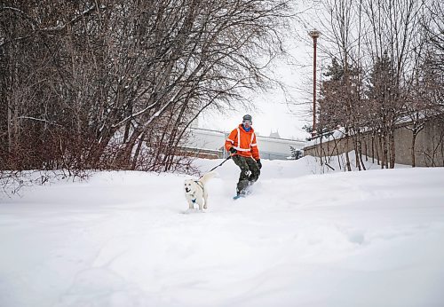 JESSICA LEE / WINNIPEG FREE PRESS

Jeremy Stevens&#x2019; work called a snow day so he and his dog Taiga went to The Forks. He is seen snowboarding down some steps at The Forks with Taiga on January 18, 2022. 







