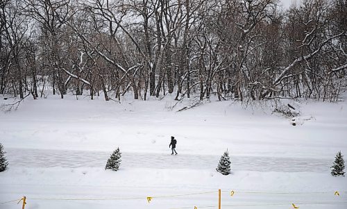 JESSICA LEE / WINNIPEG FREE PRESS

A pedestrian is seen skating on the river at The Forks on January 18, 2022. 










