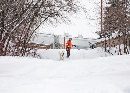 JESSICA LEE / WINNIPEG FREE PRESS

Jeremy Stevens&#x2019; work called a snow day so he and his dog Taiga went to The Forks. He is seen snowboarding down some steps at The Forks with Taiga on January 18, 2022. 







