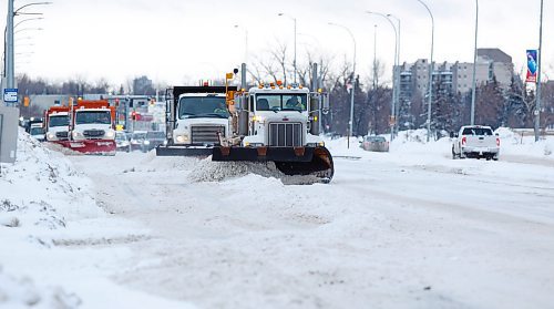 MIKE DEAL / WINNIPEG FREE PRESS
Snow plows make their way south on Pembina Hwy Tuesday morning, clearing accumulated snow from the overnight blizzard.
220118 - Tuesday, January 18, 2022.