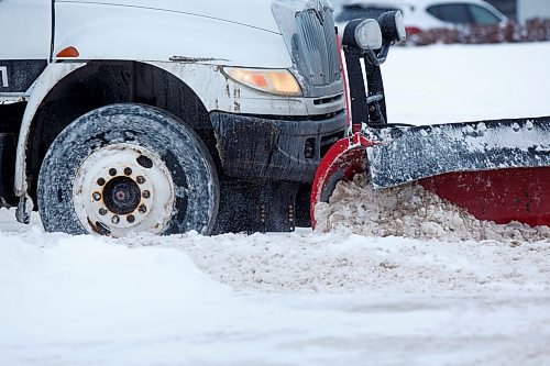 MIKE DEAL / WINNIPEG FREE PRESS
Snow plows make their way south on Pembina Hwy Tuesday morning, clearing accumulated snow from the overnight blizzard.
220118 - Tuesday, January 18, 2022.