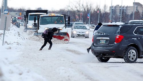 MIKE DEAL / WINNIPEG FREE PRESS
Snow plows make their way south on Pembina Hwy Tuesday morning, clearing accumulated snow from the overnight blizzard.
220118 - Tuesday, January 18, 2022.