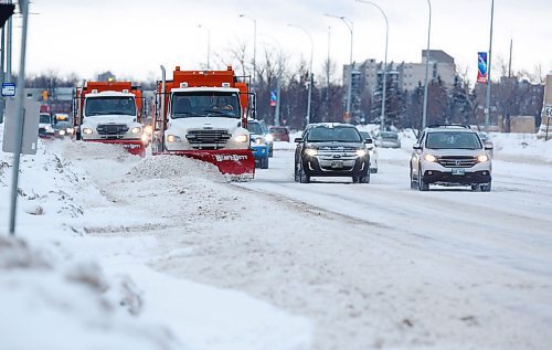 MIKE DEAL / WINNIPEG FREE PRESS
Snow plows make their way south on Pembina Hwy Tuesday morning, clearing accumulated snow from the overnight blizzard.
220118 - Tuesday, January 18, 2022.