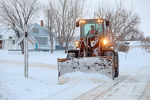17012021
A worker removes snow from the Canadian National Railway tracks at 9th Street and Van Horne Avenue after overnight flurries on Tuesday. (Tim Smith/The Brandon Sun)