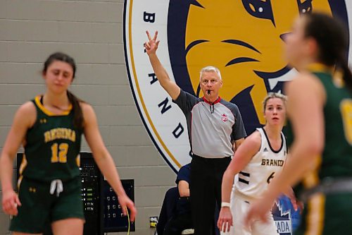 Rick DeGagne refs a Brandon University Bobcats and University of Regina Cougars Canada West women&#x2019;s basketball game at the Healthy Living Centre Friday, Jan. 14. (Chelsea Kemp/The Brandon Sun)