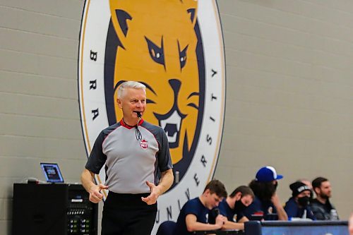 Rick DeGagne refs a Brandon University Bobcats and University of Regina Cougars Canada West women&#x2019;s basketball game at the Healthy Living Centre Friday, Jan. 14. (Chelsea Kemp/The Brandon Sun)