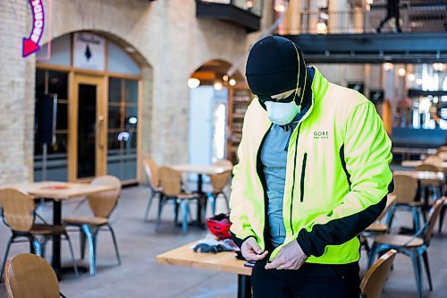 MIKAELA MACKENZIE / WINNIPEG FREE PRESS

Daniel Perry, who recently finished a 160 mile winter endurance cycling race, demonstrates his winter layering techniques in Winnipeg on Wednesday, Jan. 19, 2022. For Ben Waldman story.
Winnipeg Free Press 2022.