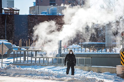 MIKAELA MACKENZIE / WINNIPEG FREE PRESS

Pedestrians brave the cold downtown in Winnipeg on Wednesday, Jan. 19, 2022. Standup.
Winnipeg Free Press 2022.