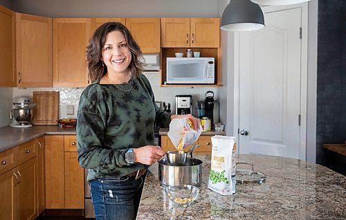 JESSICA LEE / WINNIPEG FREE PRESS

Winnipeg-based registered dietitian Janine LaForte preps frozen veggies in her home on January 19, 2022. She says shopping frozen is one way to save money on grocery shopping while still adding nutrition to a diet.






