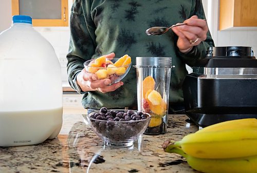 JESSICA LEE / WINNIPEG FREE PRESS

Winnipeg-based registered dietitian Janine LaForte preps a smoothie in her home on January 19, 2022 using frozen fruit. She says shopping frozen is one way to save money on grocery shopping while still adding nutrition to a diet.



