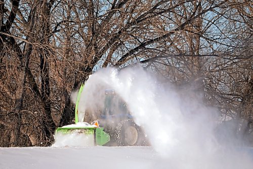 19012022
A snow plow clears snow along the Assiniboine River in Brandon on a cold Wednesday. (Tim Smith/The Brandon Sun)