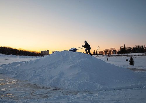 JESSICA LEE / WINNIPEG FREE PRESS

Florian Haskerkehrer shovels snow on the Red River on January 19, 2022.





