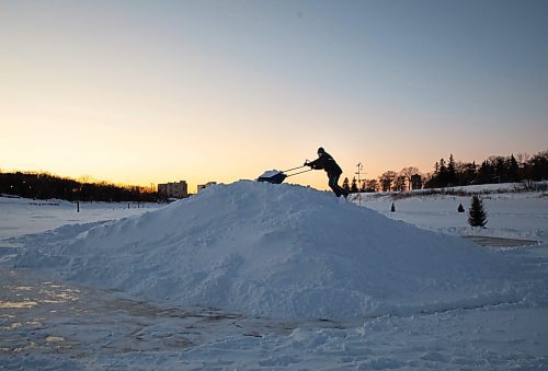 JESSICA LEE / WINNIPEG FREE PRESS

Florian Haskerkehrer shovels snow on the Red River on January 19, 2022.





