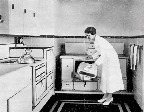 WINNIPEG FREE PRESS ARCHIVES

Madeline Day works in the kitchen located on the fourth floor of the Free Press building.
1935