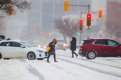 MIKAELA MACKENZIE / WINNIPEG FREE PRESS

Folks battle the blowing snow while crossing Portage Avenue in Winnipeg on Friday, Jan. 21, 2022. Standup.
Winnipeg Free Press 2022.