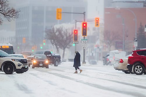 MIKAELA MACKENZIE / WINNIPEG FREE PRESS

Folks battle the blowing snow while crossing Portage Avenue in Winnipeg on Friday, Jan. 21, 2022. Standup.
Winnipeg Free Press 2022.