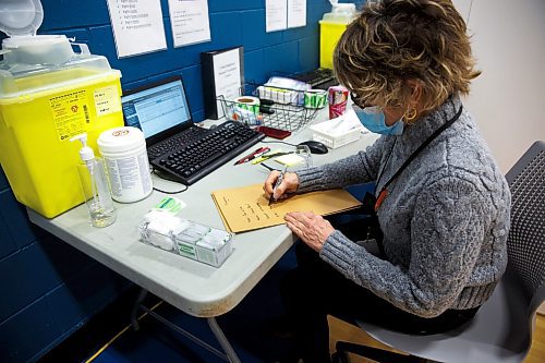 MIKE DEAL / WINNIPEG FREE PRESS
Registered nurse, Irene Par&#xe9;, gets her vaccination station ready for the day Friday morning.
Ma Mawi Wi Chi Itata Centre vaccine clinic at 363 McGregor Street, brings in a lot of community support and Indigenous tradition including a morning smudge of the vaccines. The atmosphere of togetherness and one-on-one support has helped many in the area who may be wary of getting the vaccine.
See Melissa Martin story
220121 - Friday, January 21, 2022.