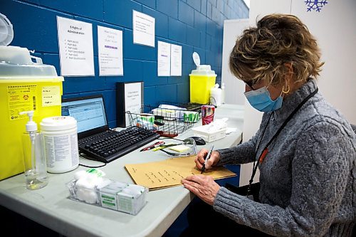 MIKE DEAL / WINNIPEG FREE PRESS
Registered nurse, Irene Par&#xe9;, gets her vaccination station ready for the day Friday morning.
Ma Mawi Wi Chi Itata Centre vaccine clinic at 363 McGregor Street, brings in a lot of community support and Indigenous tradition including a morning smudge of the vaccines. The atmosphere of togetherness and one-on-one support has helped many in the area who may be wary of getting the vaccine.
See Melissa Martin story
220121 - Friday, January 21, 2022.